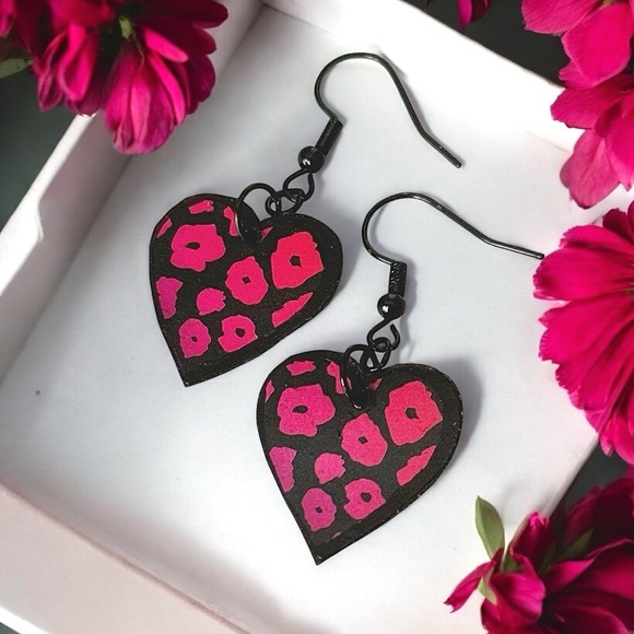 5 For $25💫Psychedelic Tie-Dye Pink Flower Heart Dangles Earrings - Picture 3 of 3